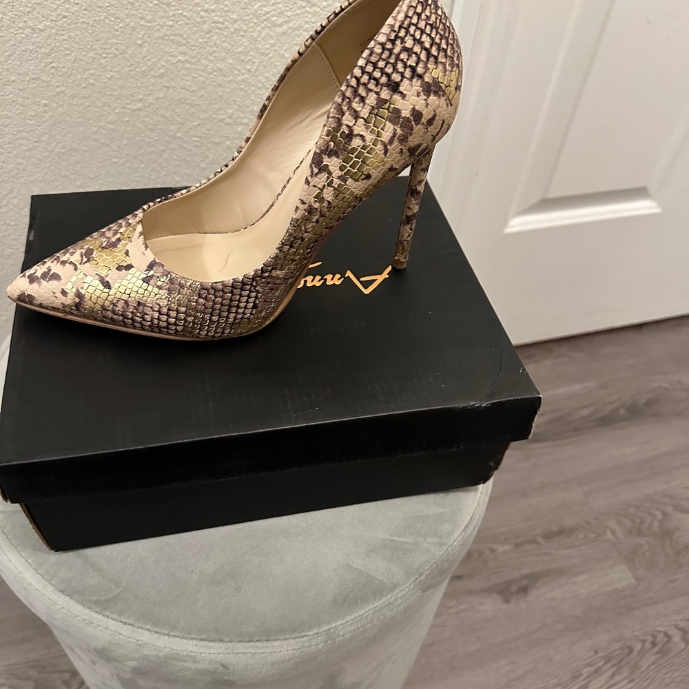 Gold heel